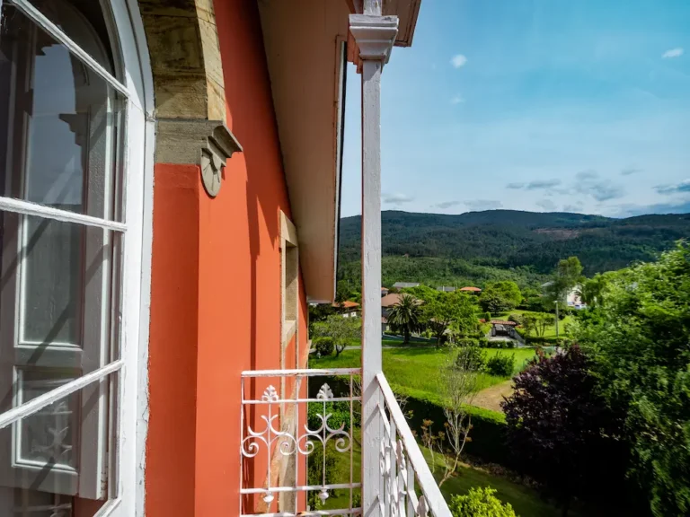 Fotografía del paisaje que es posible ver desde el balcón de la suite.